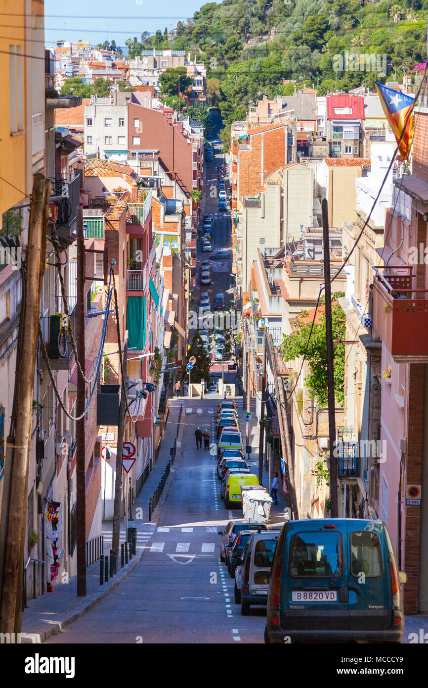 Eine steile Straße in La Salut in der Garcia Bezirk von Barcelona, Spanien Stockfoto