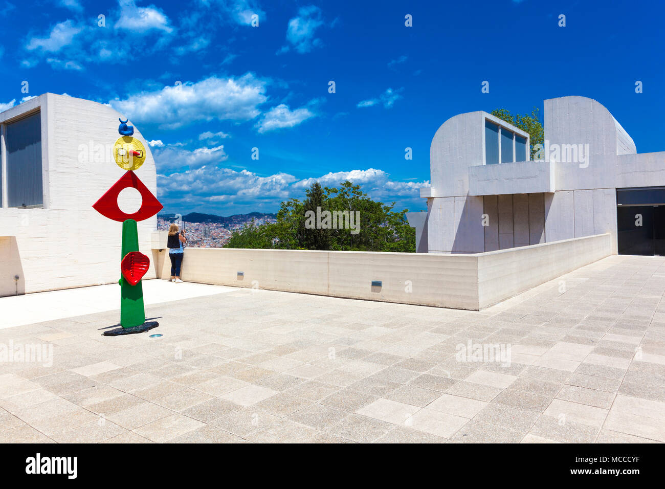 Auf dem Dach der Joan Miró Stiftung verfügt über eine farbenfrohe Skulptur des Künstlers' die Liebkosung eines Vogels", Barcelona, Spanien Stockfoto