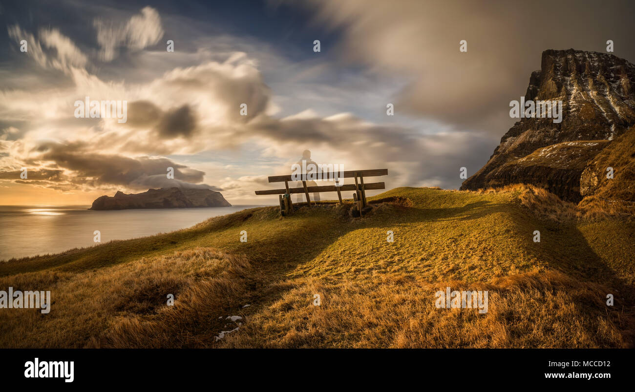 Auf Gasadalur Dorf und Insel Mykines im Sonnenuntergang Sitzbank, Färöer Inseln Stockfoto