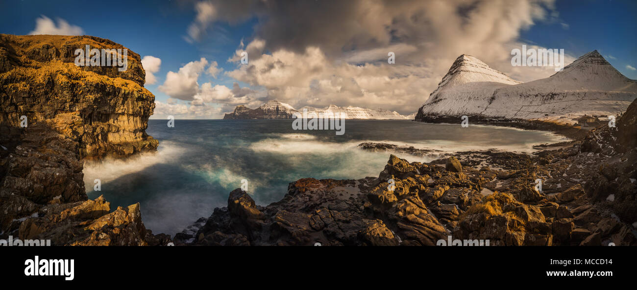 Gjogv Dorf Küste mit Kalsoy Insel im Hintergrund, Färöer Inseln Stockfoto