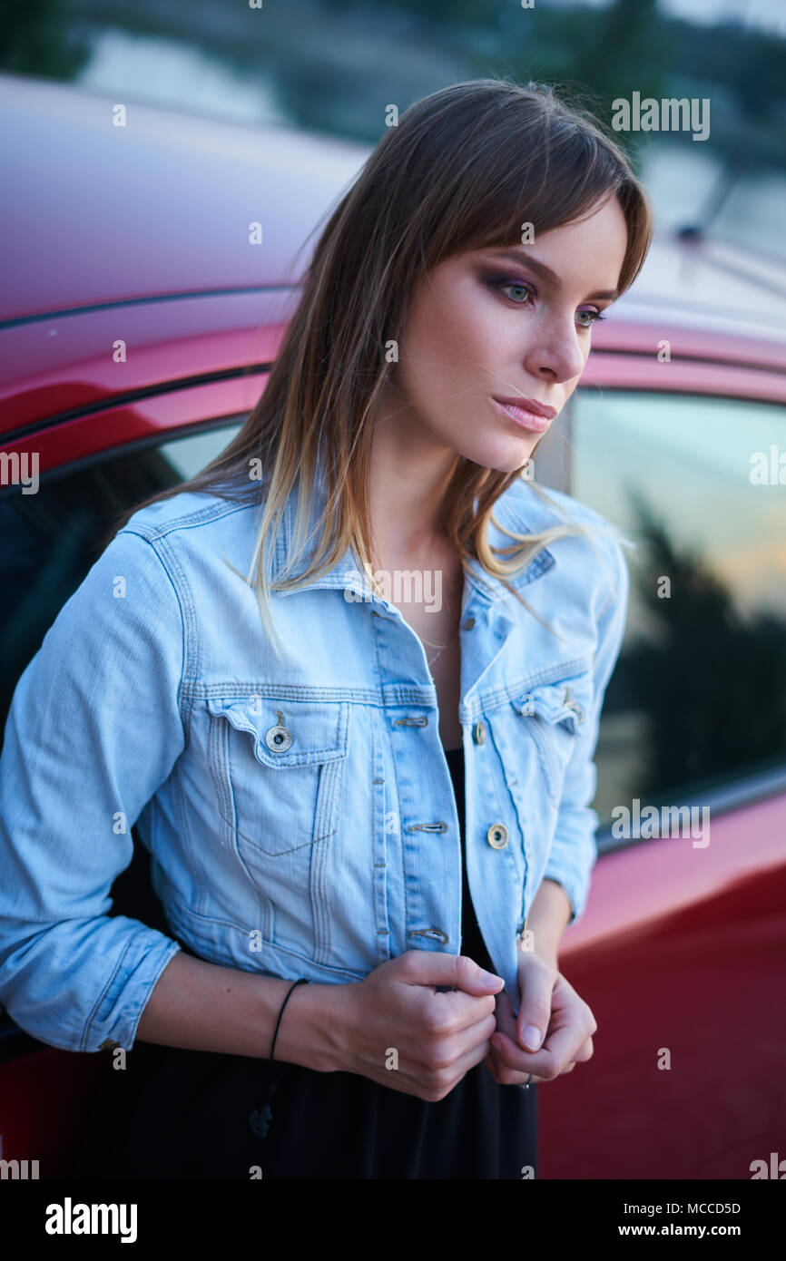 Schöne Mädchen, modisch stand in der Nähe des Auto Stockfoto