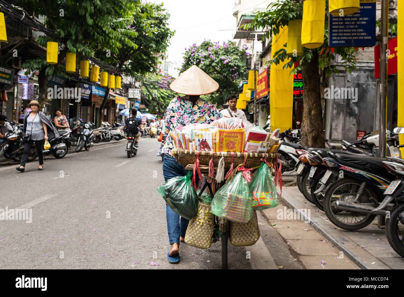 Hanoi, Vietnam - 18. Mai 2016: Street Hersteller von hinten mit dem Fahrrad Material zu tragen in der Altstadt von Hanoi zu verkaufen (Pho Co Hanoi). Stockfoto