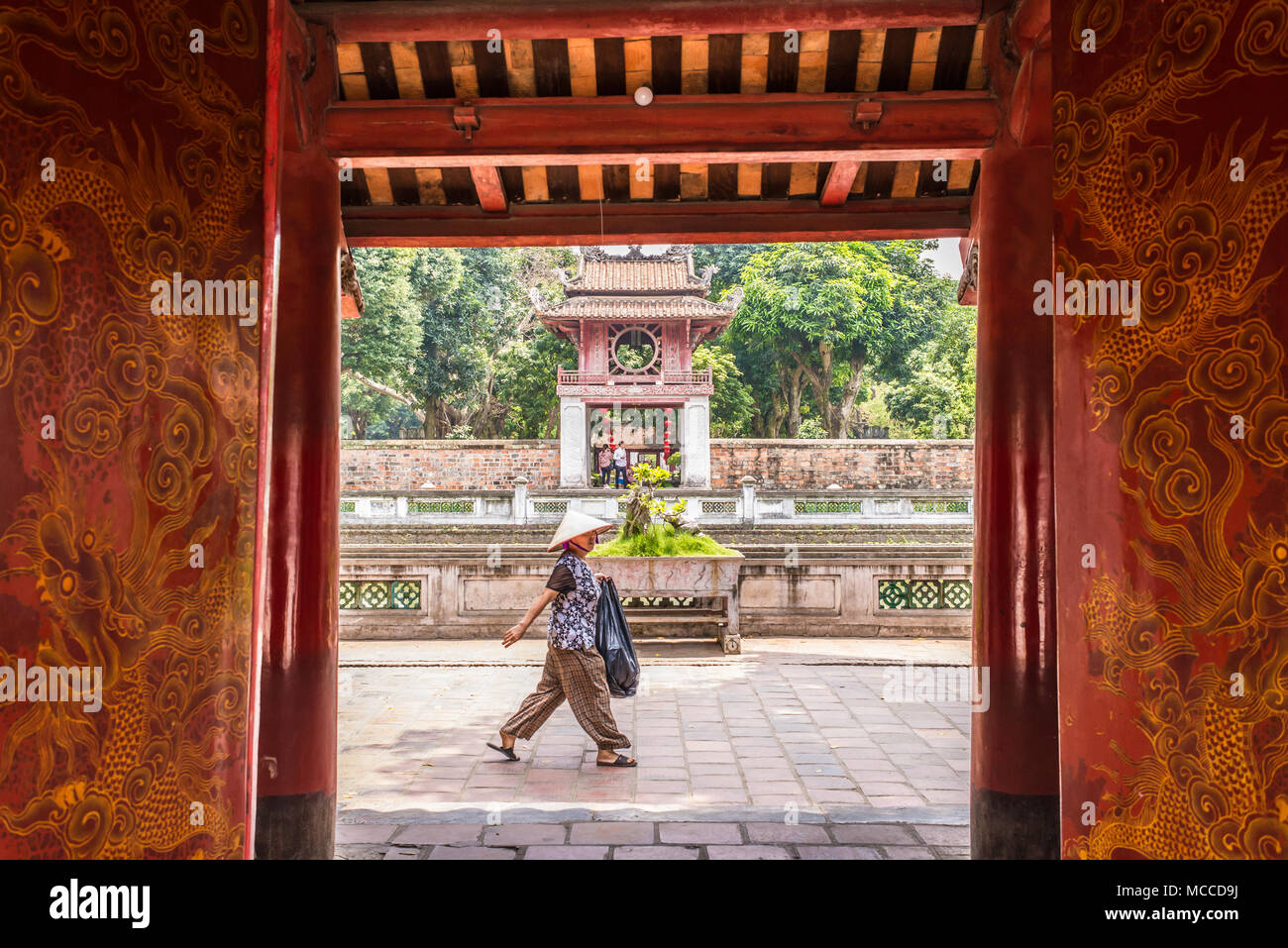 Vietnamesin, die traditionelle hat man in den dritten Hof der Tempel der Literatur (Vietnamesisch: Văn Miếu) ein Tempel des Konfuzius in Hanoi. Stockfoto