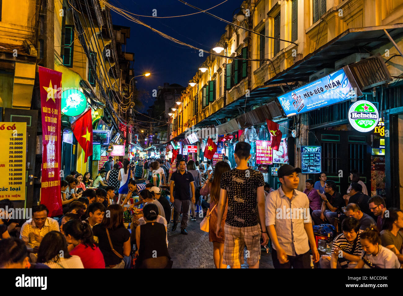 Ta Hien Street, der auch als Bier Straße, einem geschäftigen überfüllten Straße voller Bars und Restaurants und Hunderte von Menschen, die draußen sitzen Essen enjo Stockfoto