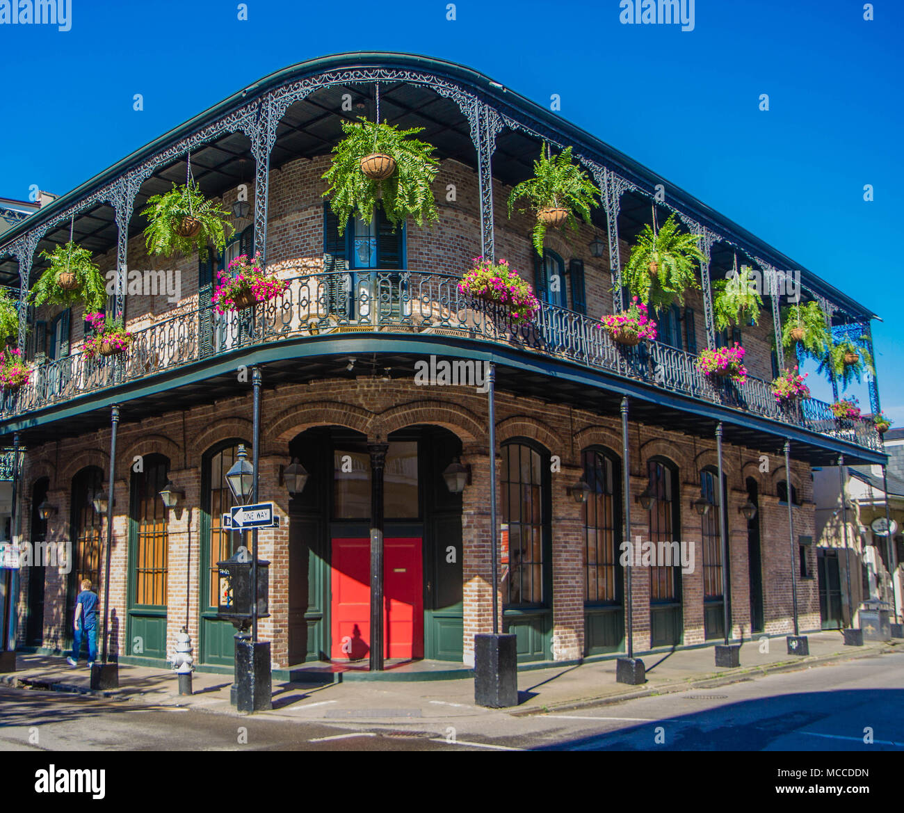 French Quarter Architektur, New Orleans, Louisiana, USA. Im 18. Jahrhundert spanische Architektur mit gusseisernen Balkonen gebaut. Stockfoto