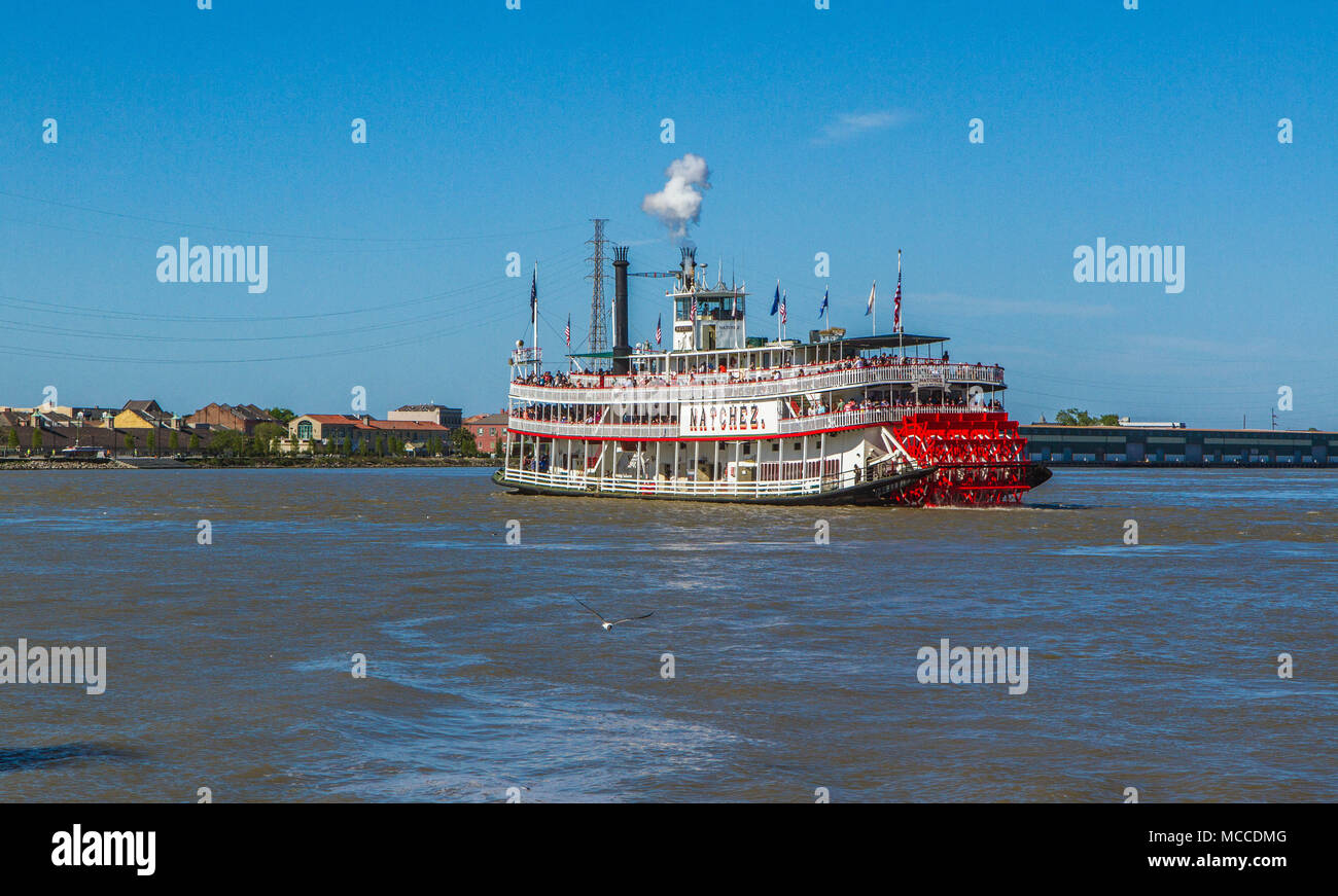 Steamboat Natchez, New Orleans, Louisiana, USA. Dampfschiff auf Mississippi Fluss mit Brücke im Hintergrund. Stockfoto