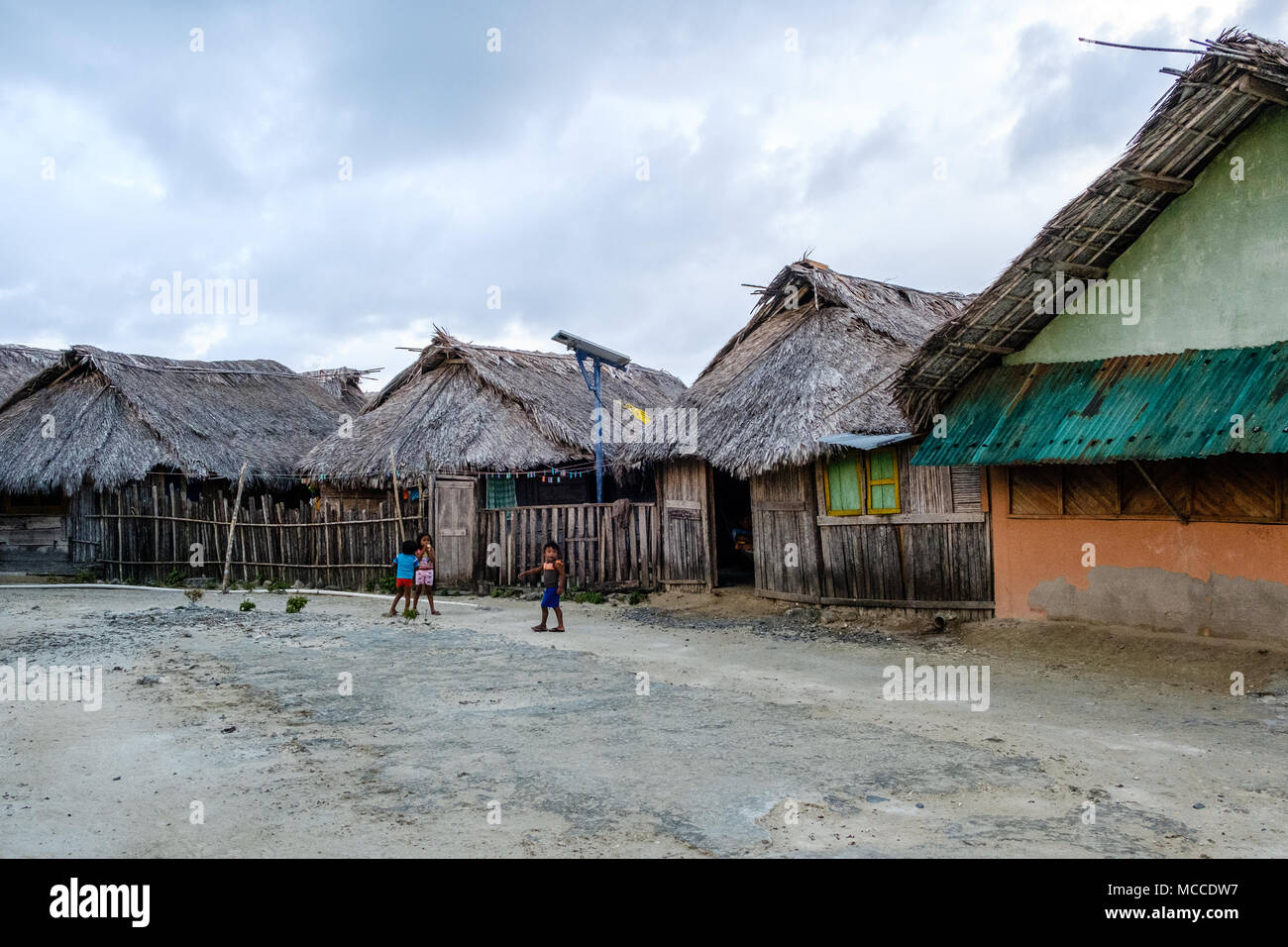 Guna Yala, Panama - März 2018: die Kinder auf der Straße in den traditionellen Kuna Dorf, San Blas Inseln. Kuna sind die Ureinwohner von Panama und Kolumbien Stockfoto