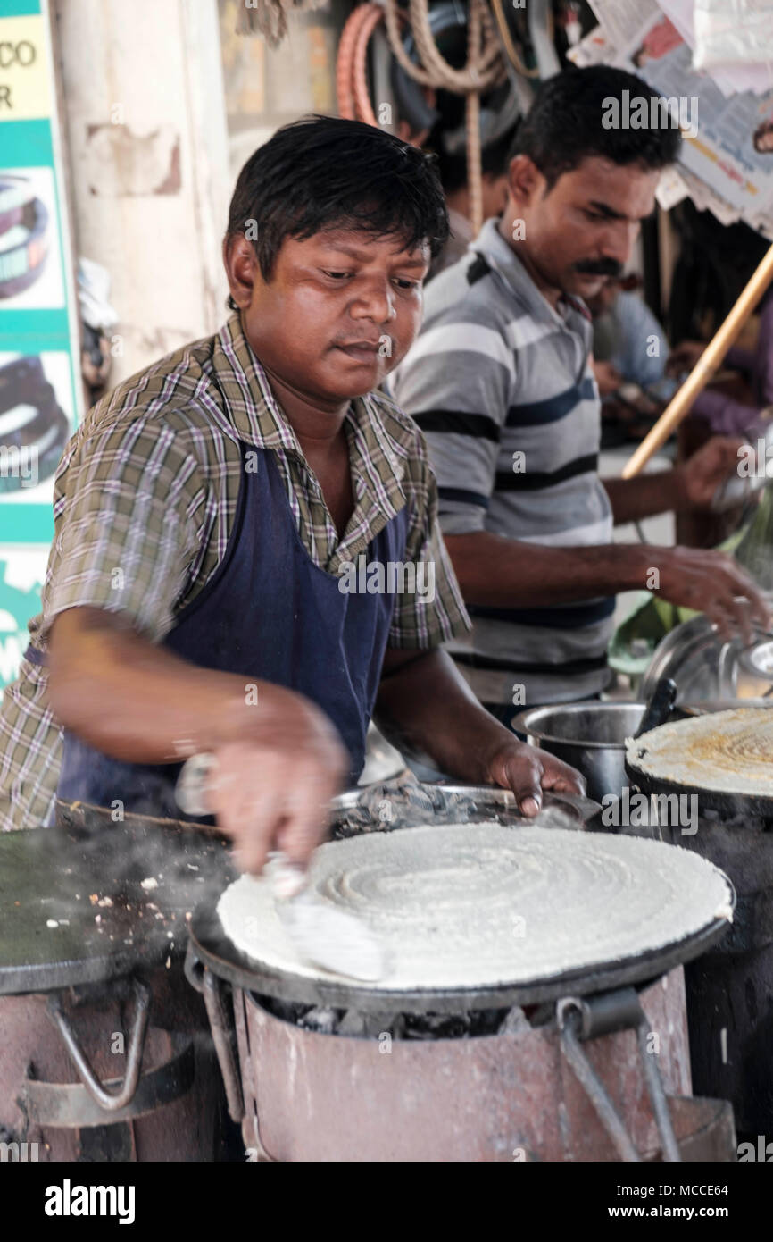 Koch, Masala Dosa auf einer heissen Platte in einem Mumbai Markt Stockfoto