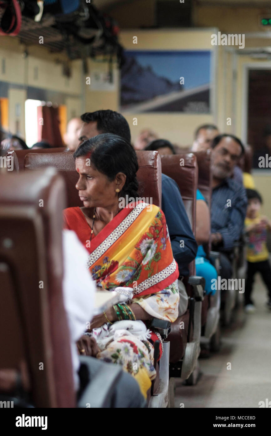 Passagiere auf dem Zug zwischen Aurangabad und Mumbai in Indien Stockfoto