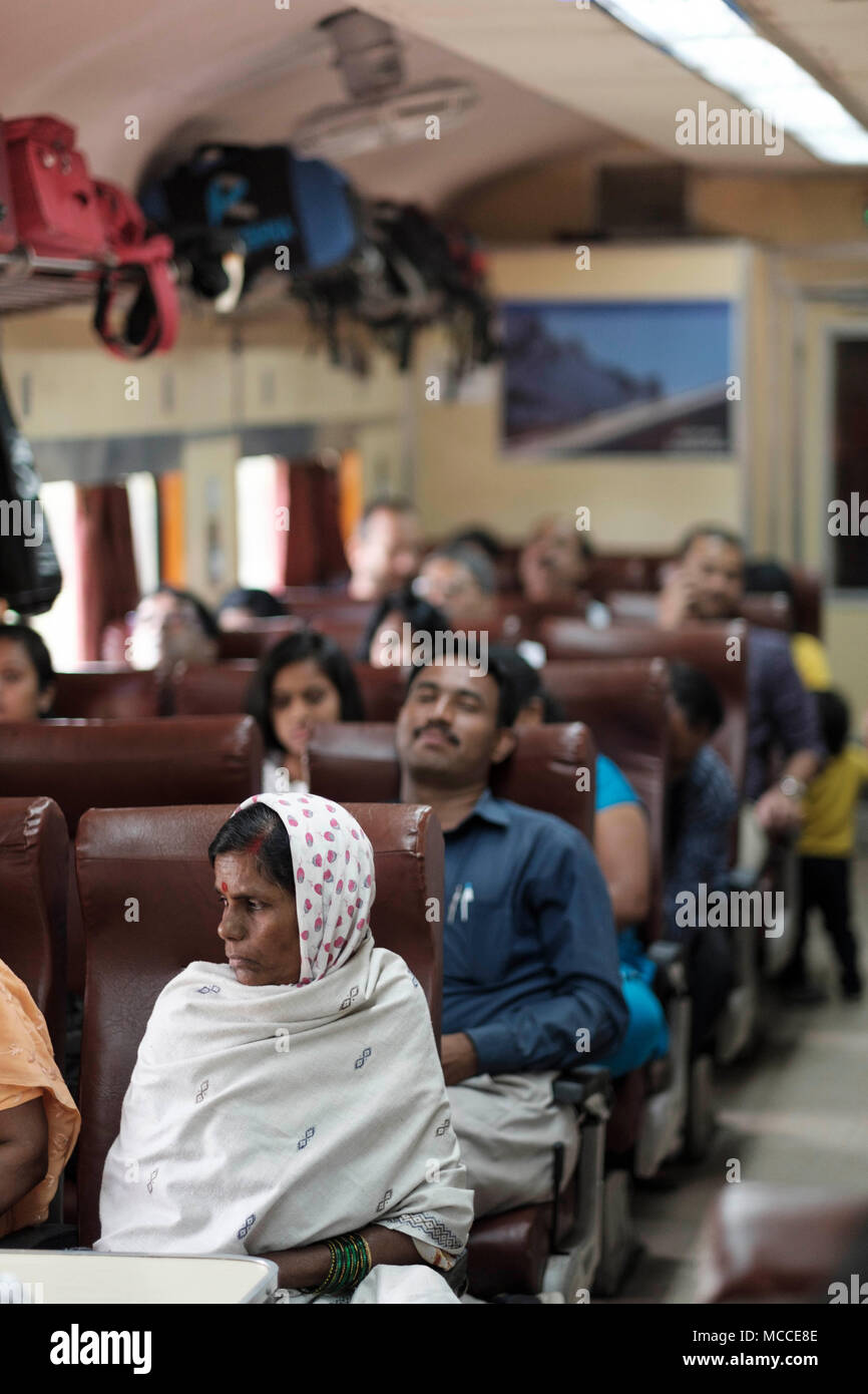 Passagiere auf dem Zug zwischen Aurangabad und Mumbai in Indien Stockfoto