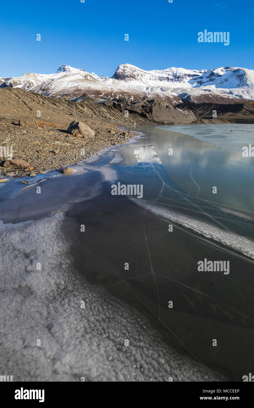 Gefrorenen See am Ende der Svinafellsjökull, einem Tal Gletscher aus fließenden Öraefajökull Vulkan, ein Eis, schneebedeckten Vulkan in den Nationalpark Vatnajökull entlang der Stockfoto