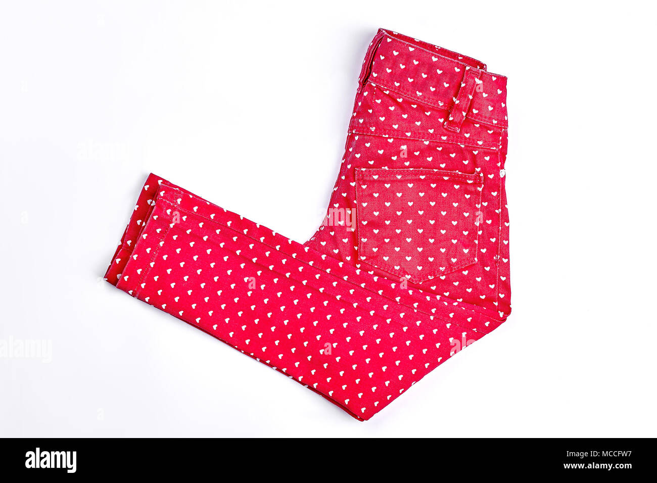Mädchen neue rot gemusterte Jeans. Rot gedruckt aus Baumwolle Hosen für  Kinder auf weißem Hintergrund. Kinder mode Outfit Stockfotografie - Alamy