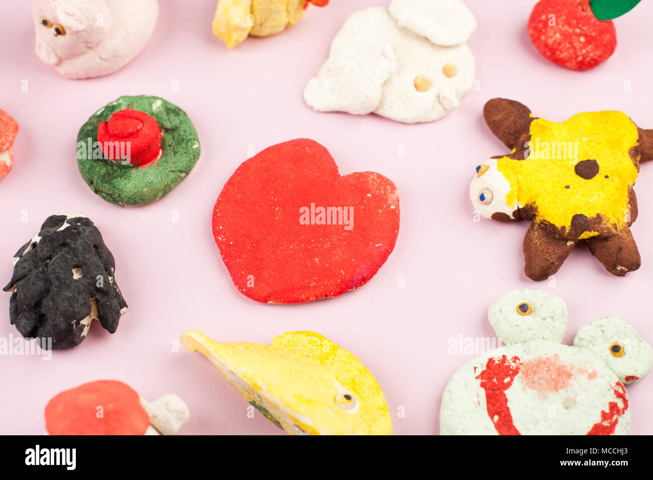 Kinder Kunsthandwerk aus gesalzenem Teig - verschiedene Tiere, Herzen, Blumen mit Farben bemalt Stockfoto
