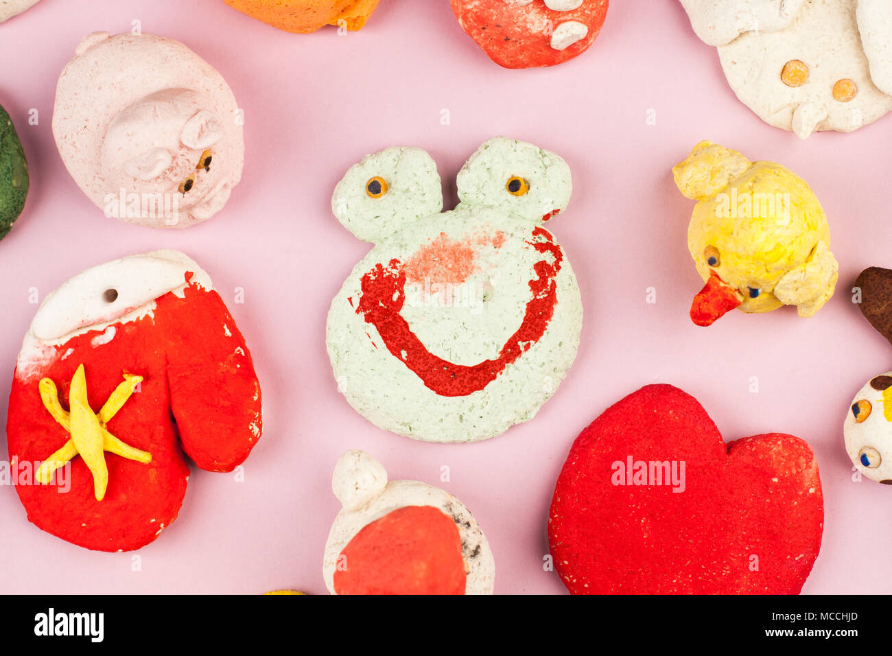 Kinder Kunsthandwerk aus gesalzenem Teig - verschiedene Tiere, Herzen, Blumen mit Farben bemalt Stockfoto