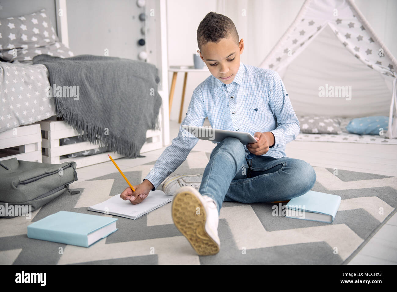 Konzentrierte meditative Junge versucht, online lernen Stockfoto Konzentrierte meditative Junge versucht, online lernen Stockfoto