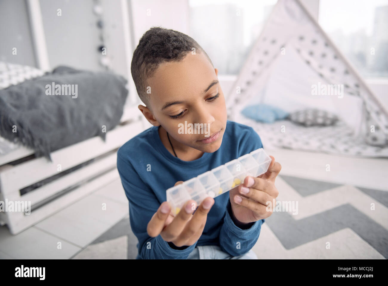 Smart Pretty Boy Lesen der Inschrift Stockfoto