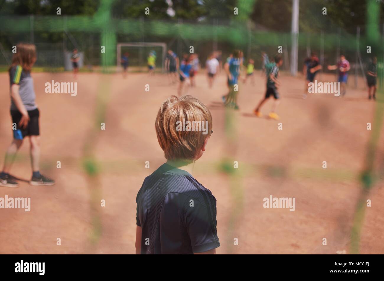 Street Soccer Spiel mit der Schule mit Fokus auf Torhüter Stockfoto