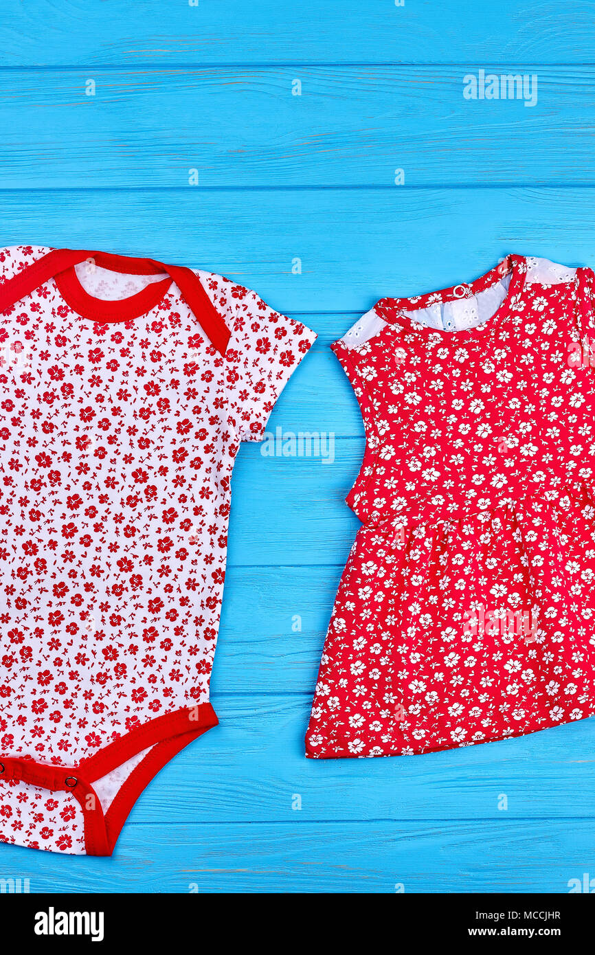 Baby girl cute Sommer Stil. Reihe von schönen gedruckten Sommer Bekleidung  für Kleinkind Mädchen, Ansicht von oben. Baumwolle Baby Mädchen Kleidung  zum Verkauf Stockfotografie - Alamy