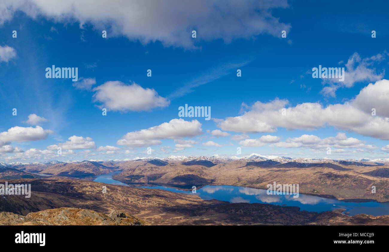 Der Blick auf Loch Katrine von der Oberseite des Ben Venue in die Trossachs Schottland. Stockfoto