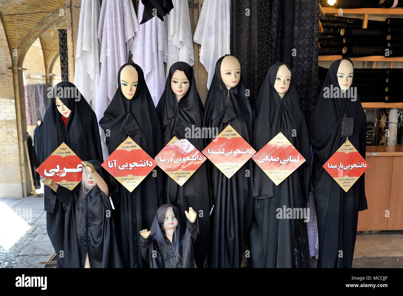 Shop Verkauf von islamischen Outfit in Isfahan Bazaar - Iran Stockfoto