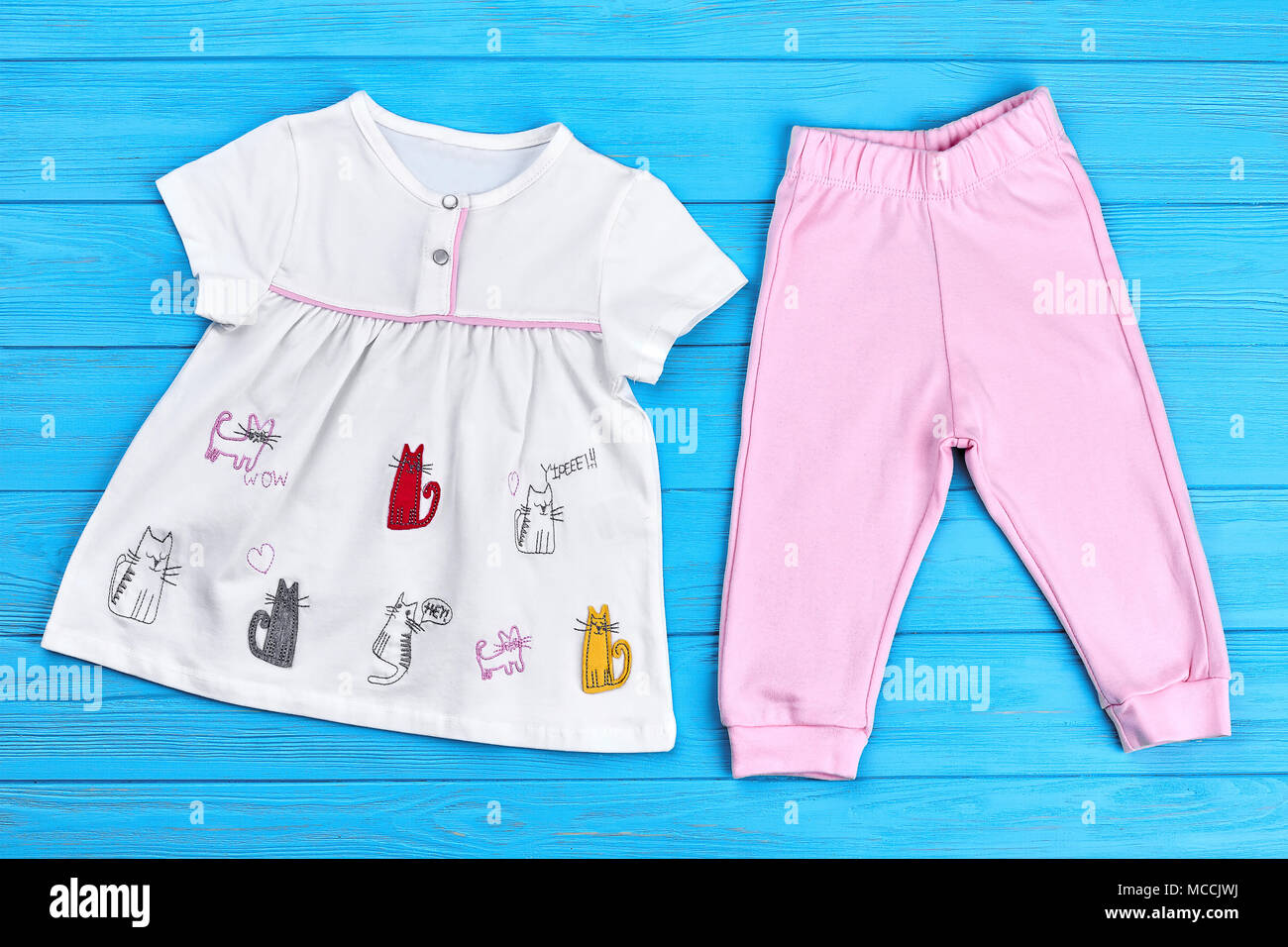 Kleinkind Mädchen Sommer mode Outfit. Baby - Mädchen neue Baumwolle Anzug  auf Blau Holz- Hintergrund. Baby girl trendy Kleidung zum Verkauf  Stockfotografie - Alamy