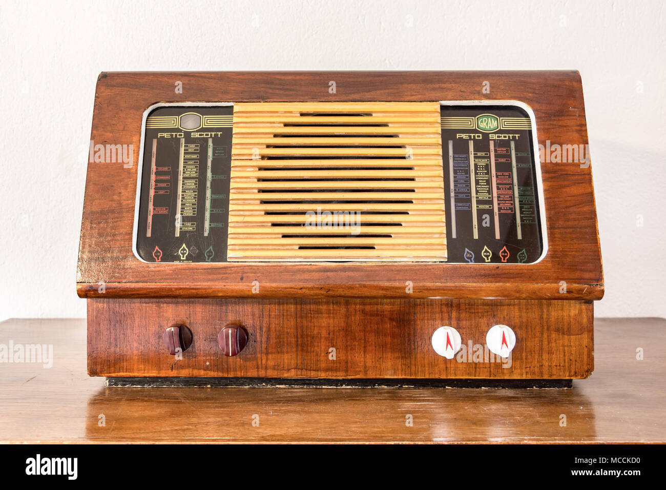 Larissa, Griechenland - April 8th, 2018: Holz- Vintage Peto - Scott Radio Feature mit Kurzwelle und 4 Knöpfen. Stockfoto