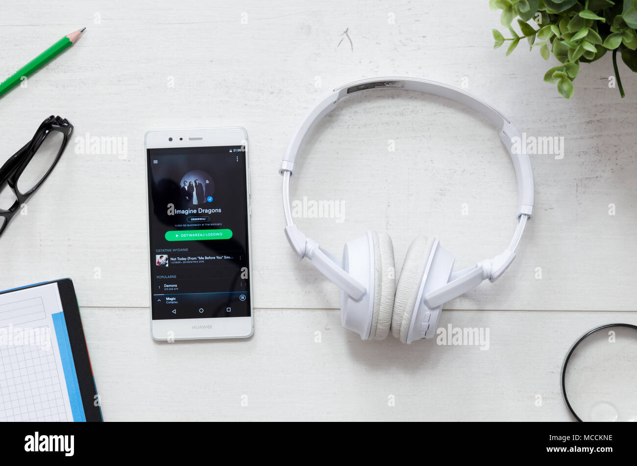 WROCLAW, Polen - 29. MÄRZ 2018: Spotify ist eine Musik Service, bietet rechtliche Streaming Musik. Mit Spotify app auf Schreibtisch Konzept Smartphone Stockfoto