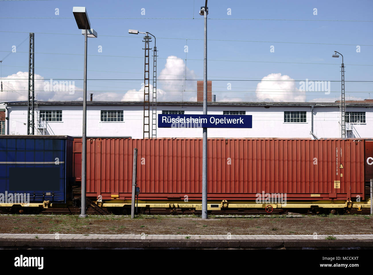 Eisenbahn Waggons eines Gueterzuges auf dem Bahnsteig Rüsselsheim Opel Werk. Stockfoto
