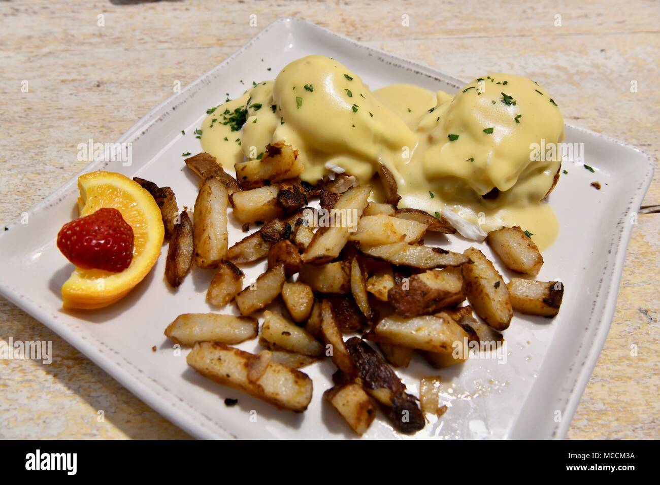 Meeresfrüchte Eier Benedikt mit Steak frites serviert. Stockfoto