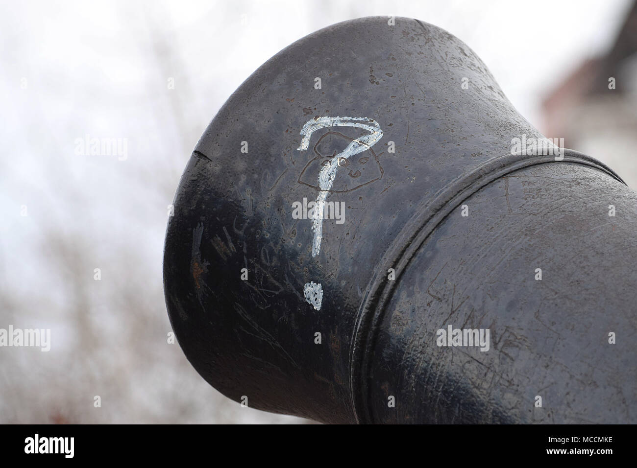 Der Mund der Canon mit einem Fragezeichen Stockfoto