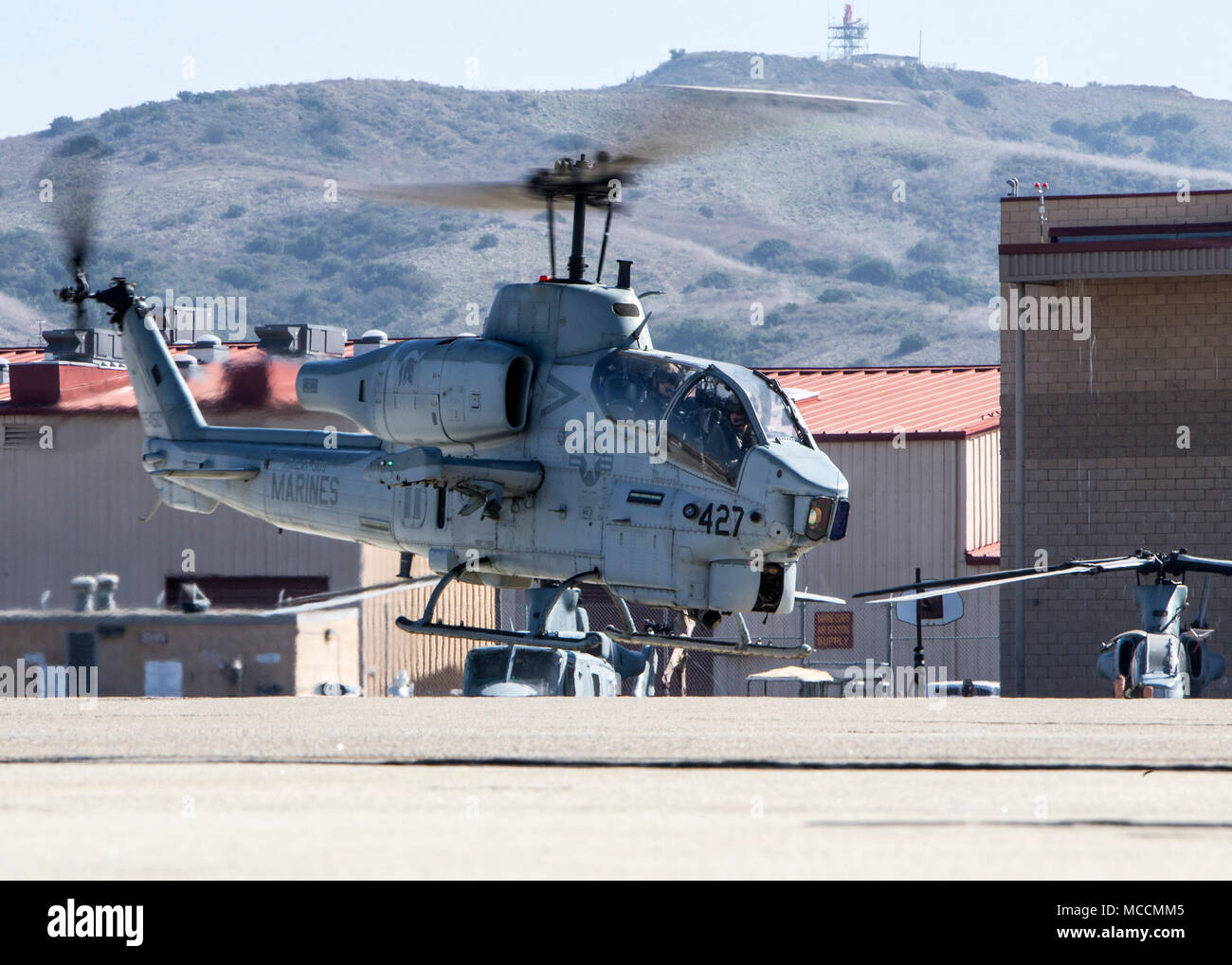 Die Bell AH-1W Super Cobra ist ein zweimotoriger Angriffshubschrauber, der mit dem 3rd Marine Aircraft Wing des United States Marine Corps eingesetzt wurde. Das Archivbild dokumentiert, dass Marines entlang der Fluglinie am 6. Februar auf der Marine Corps Air Station Camp Pendleton ausgereist sind, als der letzte 3. MAW AH-1W zur Davis-Monthan Air Force Base und zur Aerospace Maintenance and Regeneration Group in Arizona abreiste. Stockfoto