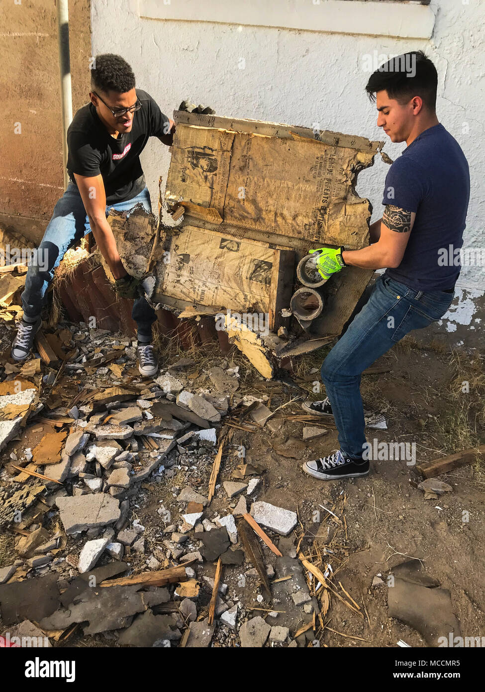 Us Marine Corps Cpl. Isaac D. Martinez und Lance Cpl. Joel Soriano, sowohl strategische Kommunikation Spezialisten mit der Marine Corps Air Station (WAB) Yuma's Headquarters and Headquarters Squadron, bewegen Sie ein großes Stück Schutt aus einer zerrissenen-Halle am St. Thomas Yuma indische Mission im Winterhaven, Calif., Feb 3, 2018. Die Mission, die in der lokalen Yuma, um Hilfe gebeten in die Halle, so dass die Renovierungsarbeiten am Gebäude vorgenommen werden könnten. (U.S. Marine Corps Foto von Cpl. Isaac Martinez) Stockfoto