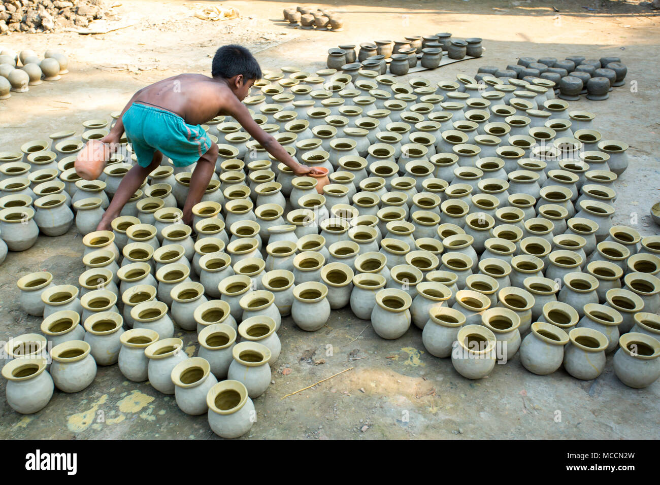 Keramik ist eine qualifizierte Tätigkeit, wobei unterschiedliche  Materialien wie Erde, Porzellan und Steine verwendet werden. Ton Töpfern  von Bangladesch, meist der Hin Stockfotografie - Alamy