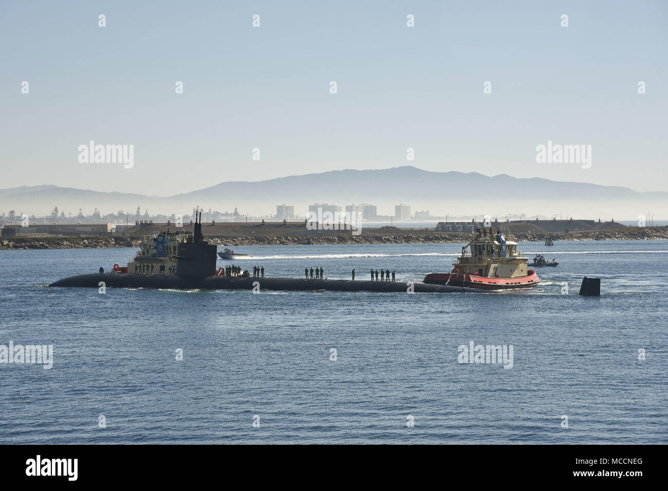 180207-N-TW 634-015 SAN DIEGO (Feb. 7, 2018) der Los Angeles-Klasse u-boot Angriff USS Key West (SSN722) am Naval Base Point Loma für eine planmäßige Wartung Verfügbarkeit ankommt. Sie ist das dritte Schiff der Marine für Key West, Fla. genannt zu werden und ist Mitglied der Submarine Squadron 15 (CSS-15) in Apra Harbor, Guam. (U.S. Marine Foto von Mass Communication Specialist 2. Klasse Derek Harkins/Freigegeben) Stockfoto