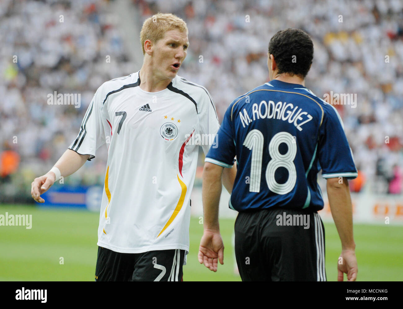 Olympiastadion Berlin Deutschland, 30.6.2006, FIFA WM-Viertelfinalspiele, Deutschland gegen Argentinien 4:2 nach Elfmeterschiessen --- Bastian Schweinsteiger (GER) und Maxi Rodriguez in einem Kampf nach dem Spiel Stockfoto