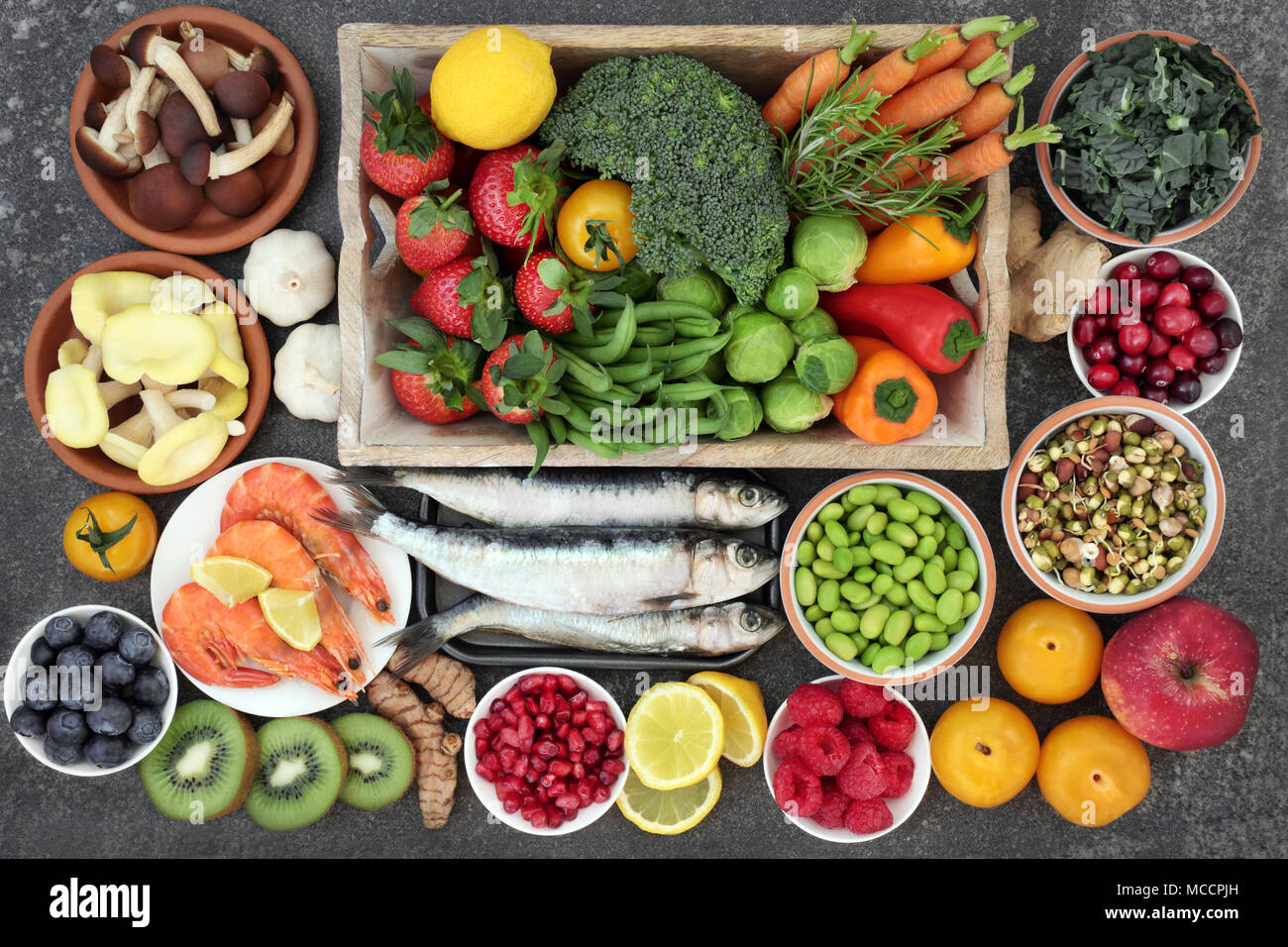 Gesundheit Auswahl an Speisen mit frischen Sardinen, Gemüse, Obst, Kräutern  und Gewürzen. Die in Omega 3 Fettsäuren, Antioxidantien, anthocyane & Faser  Stockfotografie - Alamy