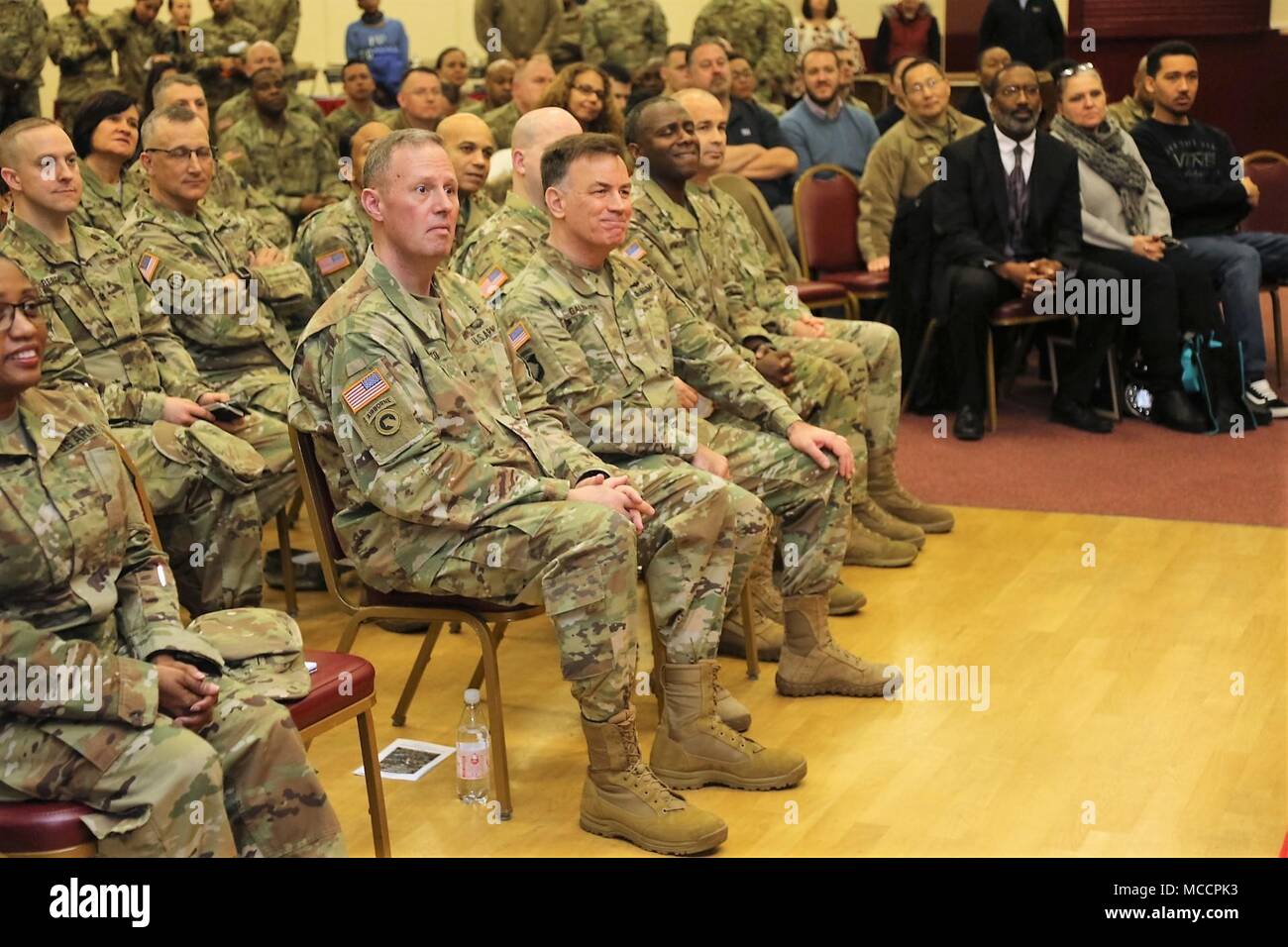 Brig Gen. Fred Maiocco, die 7 MSC kommandierenden General und 21 Theater Sustainment Command stellvertretenden kommandierenden General (Mitte, links) und Col William S. Galbraith, 21 TSC stellvertretenden kommandierenden Offizier (Mitte und rechts) hören Sie während der US-Armee Garnison Rheinland-Pfalz African-American History Month Celebration von 7. der Armee finden Mission Support Command 9 am Kaiserslautern Armee Community Center auf daenner Kaserne gehostet werden. Stockfoto