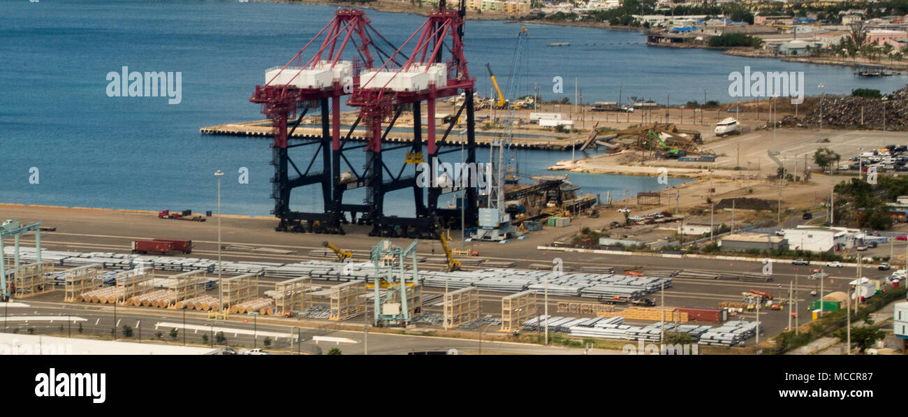 Ein Luftbild von Ponce einbaukapazität Yard in Puerto Rico. Ponce ist einer der primären Verteilungszentren für die Restaurierung Materialien auf der Insel. Material hier empfangen wird, in der Regel innerhalb von 24-48 Stunden die Vertragspartner verteilt. Mehr als ein Dutzend Beamte der US-Armee Korps der Ingenieure, die Federal Emergency Management Agency, und das Puerto Rico Electric Power Authority, die Puerto Rico Landschaft überblickt den Fortschritt der Wiederherstellung Mission im Gefolge der Hurrikane Irma und Maria zu beaufsichtigen. Die Gruppe, die im Hubschrauber Tour teilgenommen enthalten Generalleutnant Todd Stockfoto