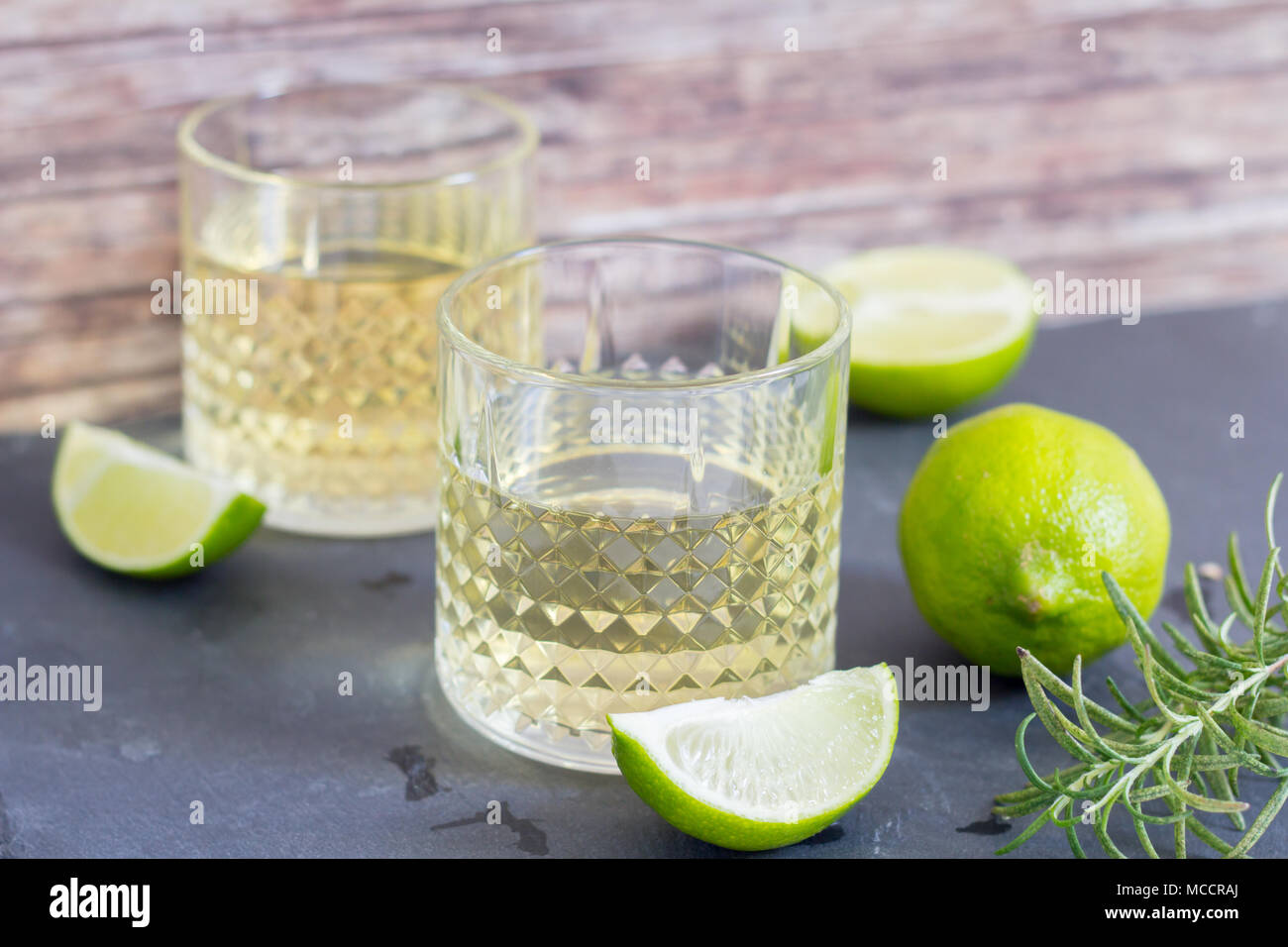 Cocktail mit Limetten auf Holz rustikale Hintergrund Stockfoto