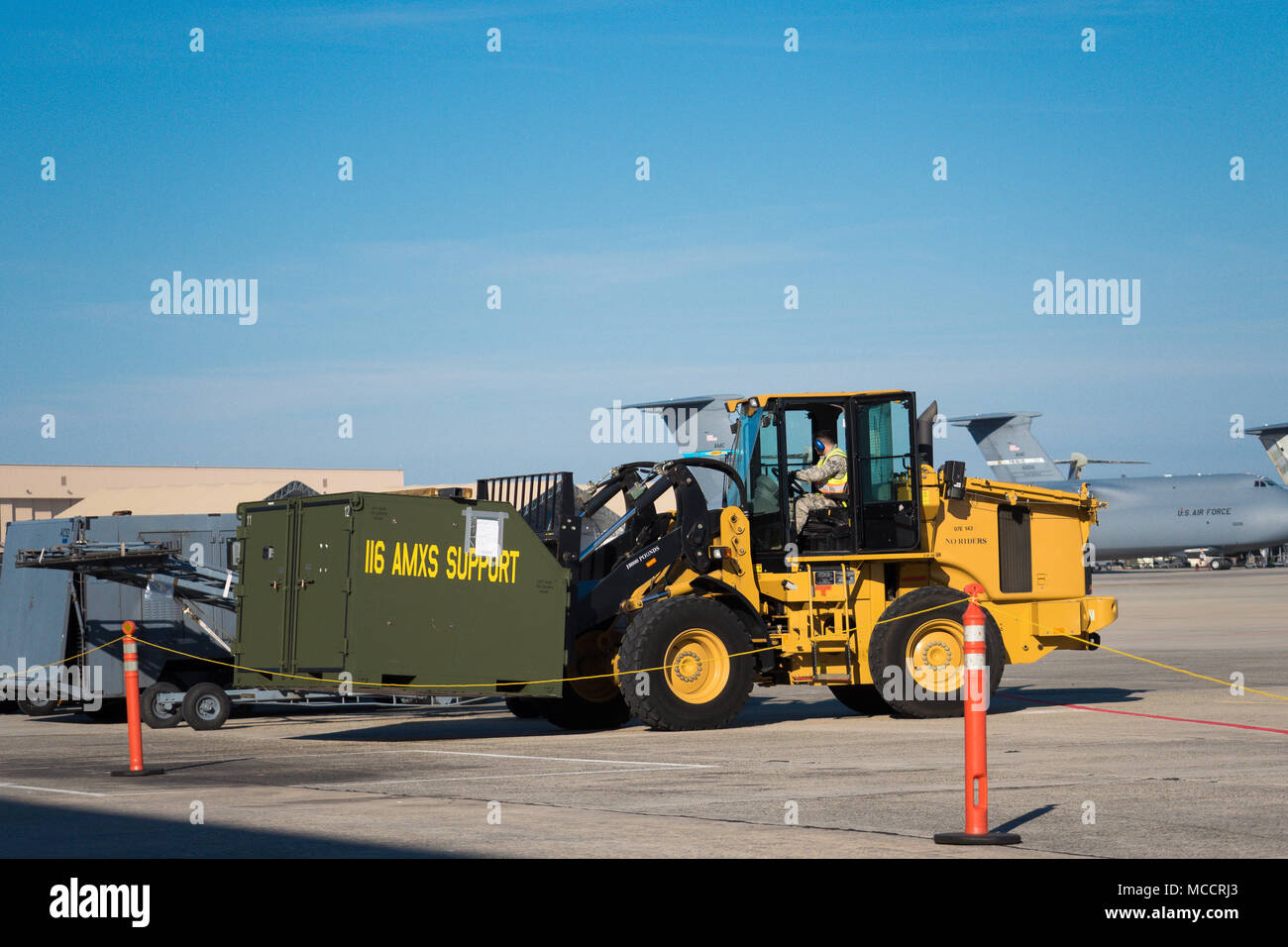 Us Air Force Senior Airman Brian Lacey, mit dem 78 Logistik Bereitschaft Squadron, fährt ein Gabelstapler während des Transports eine interne Luftbrücke/Helikopter Slingable Containeranlage von Die 116 Aircraft Maintenance Squadron, zu einem simulierten Einsatz während der Übung Rasierklinge 18-02 bei Robins Air Force Base, Ga., Nov. 6, 2018. Die übung war ein Readiness Assessment bedeutete, zu bewerten und zu messen Team JSTARS-Fähigkeit, schnell bereitstellen und einsetzen Bekämpfung bereit, Flieger und Airpower. Der Schwerpunkt der Übung ging es um die Verarbeitung Personen, Ladung und die E-8C Joint STARS. Team JSTARS, Konsi Stockfoto