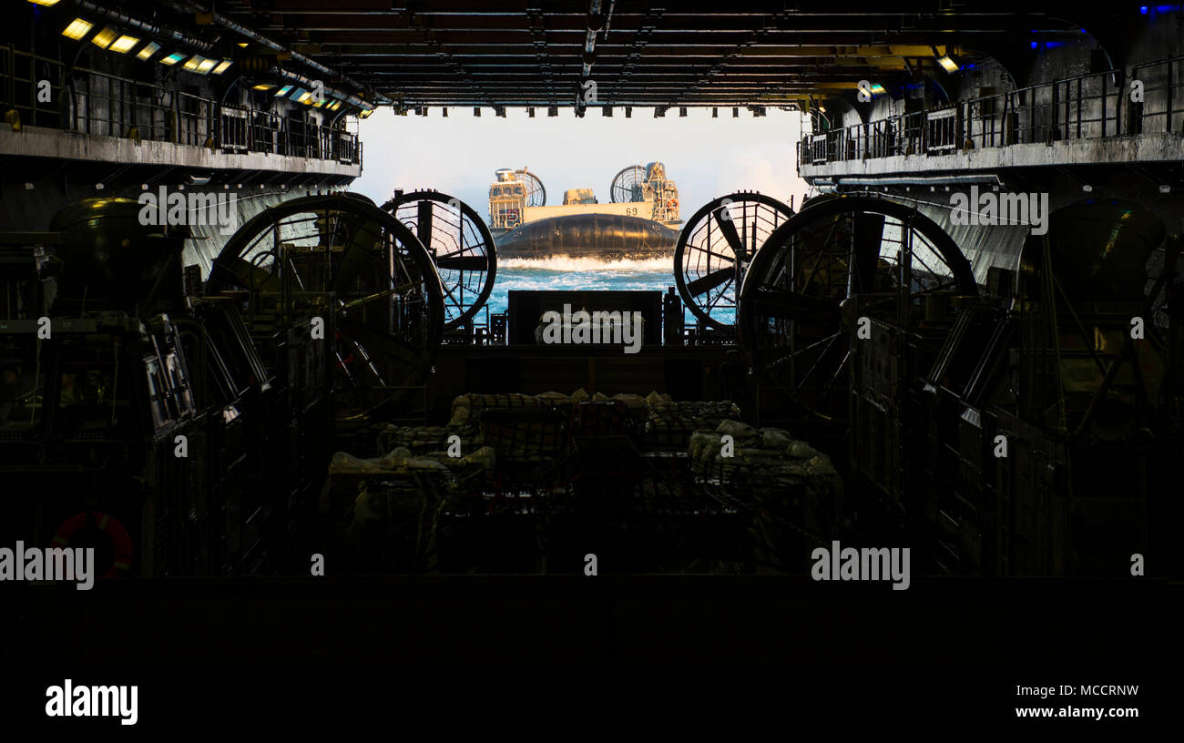 Atlantik (Feb. 9, 2018) eine Landing Craft, Luftkissen (LCAC), angeschlossen an Angriff Craft Unit (ACU) 4, trägt das Deck des Amphibious Assault ship USS Iwo Jima (LHD7). Die Iwo Jima Amphibious Ready Gruppe begibt sich die 26 Marine Expeditionary Unit und umfasst die Iwo Jima, die amphibious Transport dock Schiff USS New York (LPD-21), das Dock Landung Schiff USS Oak Hill (LSD 51), Flotte Op-Team 8, Hubschrauber Meer Combat Squadron 28, Tactical Air Control Squadron 22, Komponenten der Naval Beach Gruppe 2 und die begonnen, Mitarbeiter der Amphibischen Squadron 4. (U.S. Marine Foto durch Massenmedien. Stockfoto