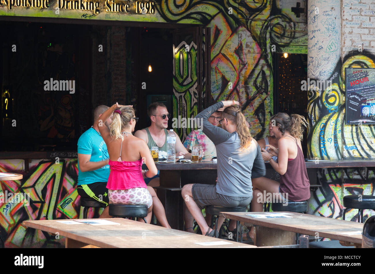 Menschen im Urlaub spielen trinken Spiele in einer Bar, Pub Street, Siem Reap, Kambodscha Asien Stockfoto