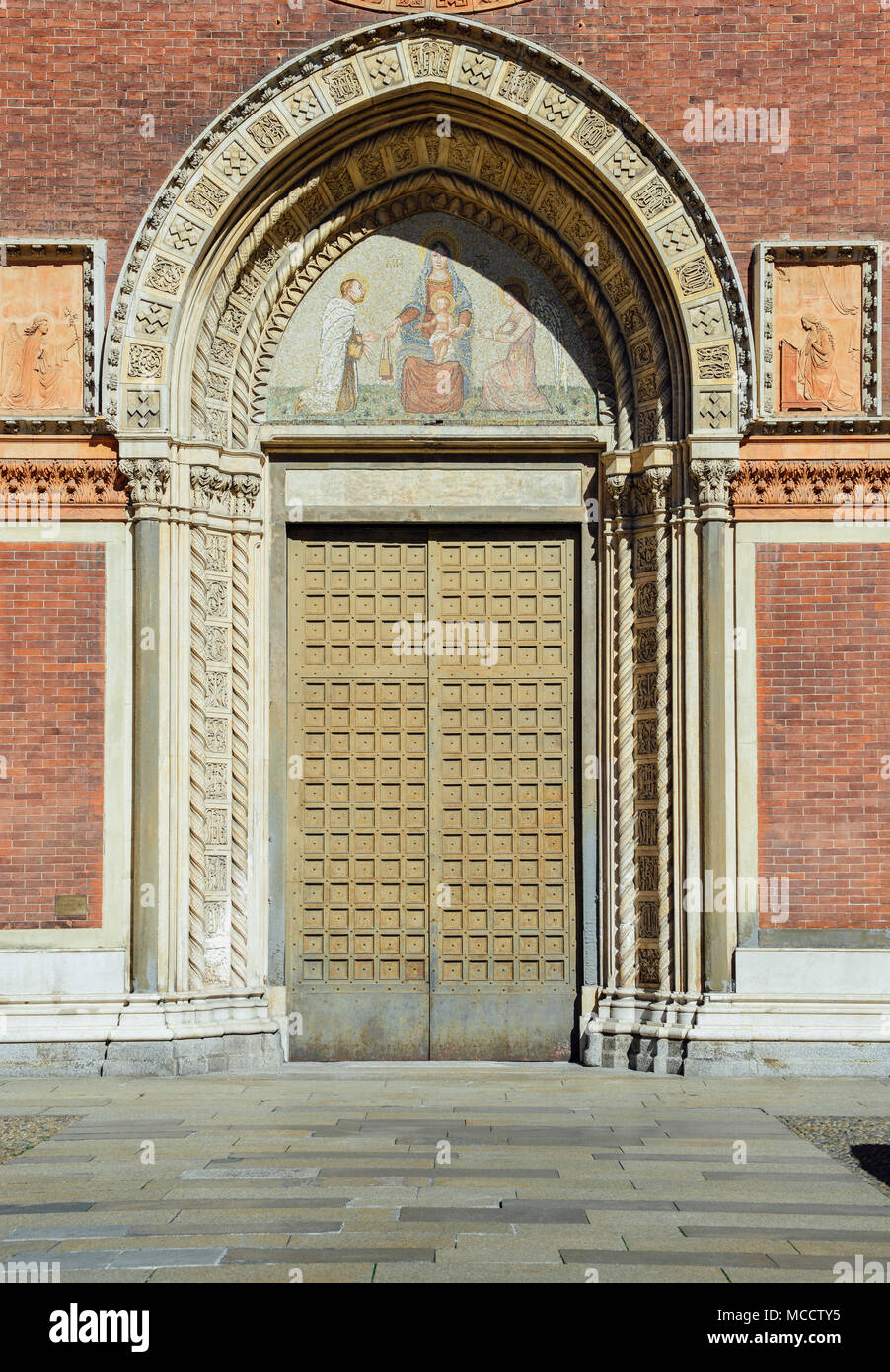 Vordere Tür von Santa Maria del Carmine Kirche in Brera Viertel von Mailand, Italien Stockfoto