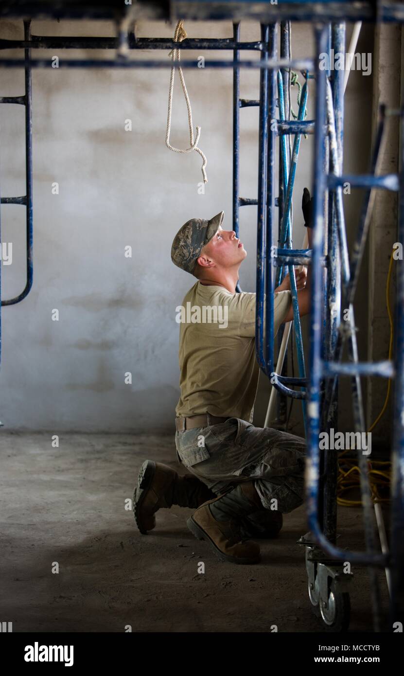 Us Air Force Airman 1st Class Jakob Schumate Pässe conduit Leitung Strom in das Community Center zur Unterstützung der Übung Cobra Gold 2018 Bankhaotien Schule in Lopburi Provinz, Königreich Thailand, Feb 9, 2018 zur Verfügung zu stellen. Schumate ist ein Bauingenieur mit dem 18 Bauingenieur Squadron, 18. Bekämpfung der Flügel und ist ein Eingeborener von Beverdam, West Virginia. Humanitäre civic Hilfe Projekte während der Übung die Unterstützung und humanitären Interessen des thailändischen Volkes durchgeführt. Cobra Gold 18 ist eine jährliche Übung im Königreich Thailand durchgeführt und läuft von 13-23 Feb. Mit se Stockfoto