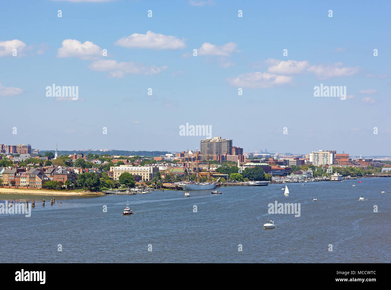 Panoramablick auf die Altstadt Alexandria Piers aus dem Potomac River, Virginia, USA. Stockfoto