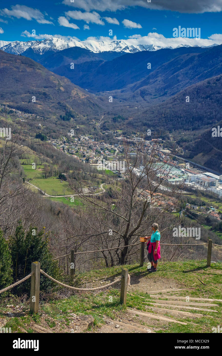Weibliche Wanderer in der Nähe von Lordat Dorf, hoch über dem Tal der Ariège, Französischen Pyrenäen, Frankreich Stockfoto