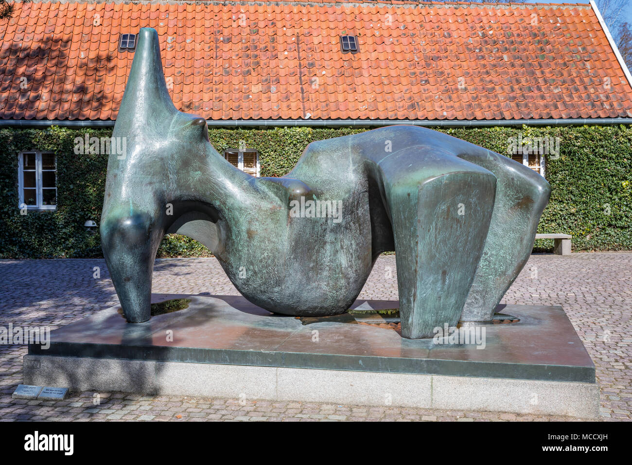Henry Moore Skulptur außerhalb Museum Eingang, Louisiana Museum der Modernen Kunst, Kopenhagen, Dänemark Stockfoto