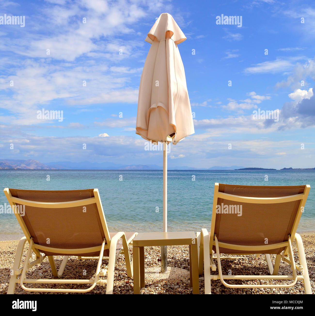 Die Sonnenliegen am Strand Ipsos auf Korfu Stockfoto