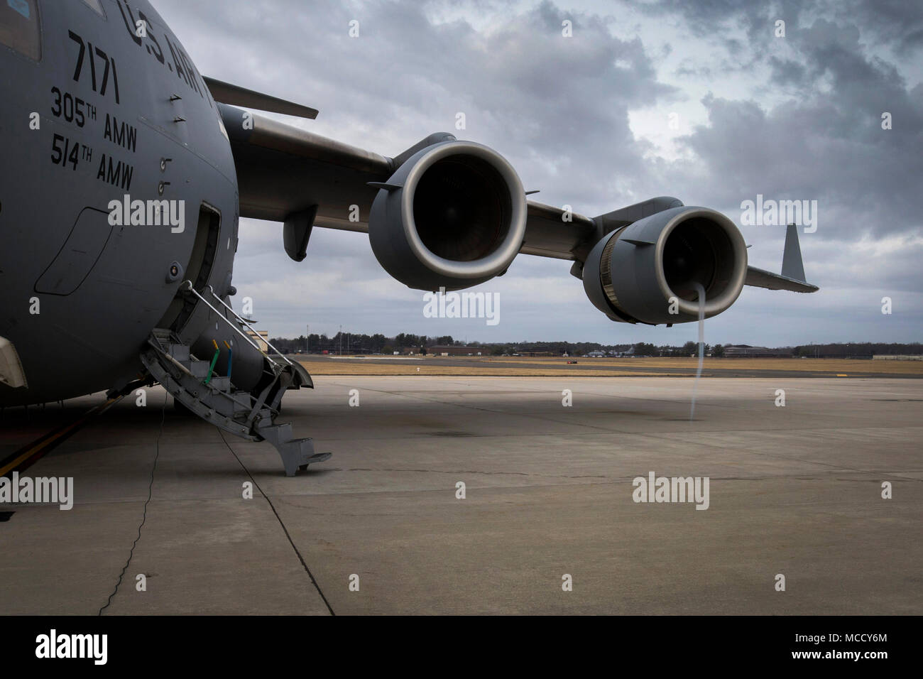 Eine C-17 Globemaster III F117-PW-100 turbofan Engine erstellt Vortex während des Motorstarts auf ein gemeinsames Training Mission mit der 514Th Aeromedical Evacuation Squadron und der 732 . Airlift Squadron, 514Th Air Mobility Wing, an Joint Base Mc Guire-Dix - Lakehurst, New Jersey, 10.02.2018. Die 514Th ist ein Air Force Reserve Command Einheit an Joint Base Mc Guire-Dix - Lakehurst. (U.S. Air Force Foto von Master Sgt. Mark C. Olsen) Stockfoto