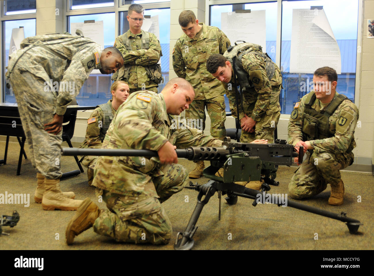 Sgt. 1. Klasse Braxton Breland zeigt, wie man richtig eine .50 Kaliber Maschinengewehr während beste der Overhead Einheiten 'Warrior Wettbewerb im Camp Shelby Joint Forces Training Mitte Februar 7, 2018. Diese vorläufige Wettbewerb soll die Mitbewerber für die staatliche Ebene am besten Krieger Wettbewerb, der am Lager McCain, in der Nähe von Grenada, Fräulein statt finden wird, vorbereiten, später im Februar (U.S. Army National Guard Foto: Staff Sgt. Michael Needham) Stockfoto